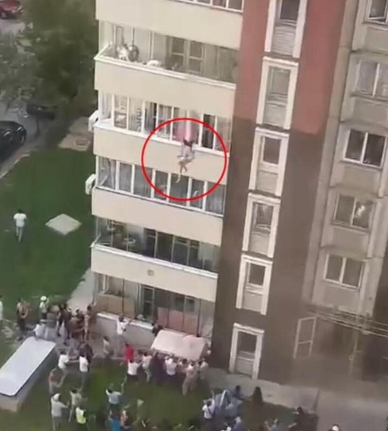 Incendiul a izbucnit la etajul al cincilea și s-a răspândit rapid.