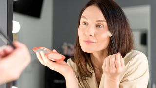 Cum alegi produsele de machiaj potrivite - 7 criterii de care să ții cont