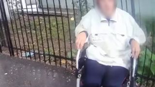 Momentul &icirc;n care o cerșetoare &icirc;n scaun cu rotile din Tecuci se &bdquo;&icirc;nsănătoșește miraculos&rdquo;. La vederea polițiștilor, handicapul femeii a dispărut ca prin minune: &bdquo;Hai sus, ridică-te frumos!