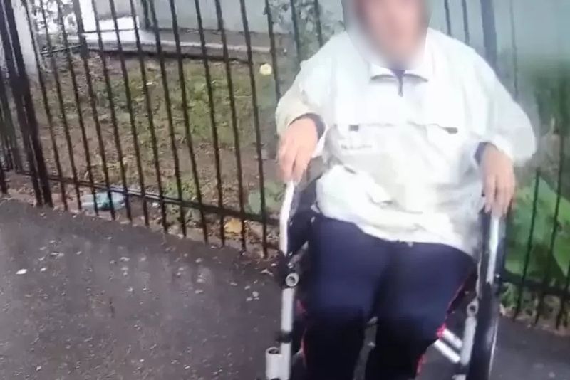 Momentul în care o cerșetoare în scaun cu rotile din Tecuci se „însănătoșește miraculos”. La vederea polițiștilor, handicapul femeii a dispărut ca prin minune: „Hai sus, ridică-te frumos!