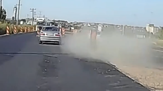 Șoferita a intrat pe prima bandă și a provocat un nor de praf