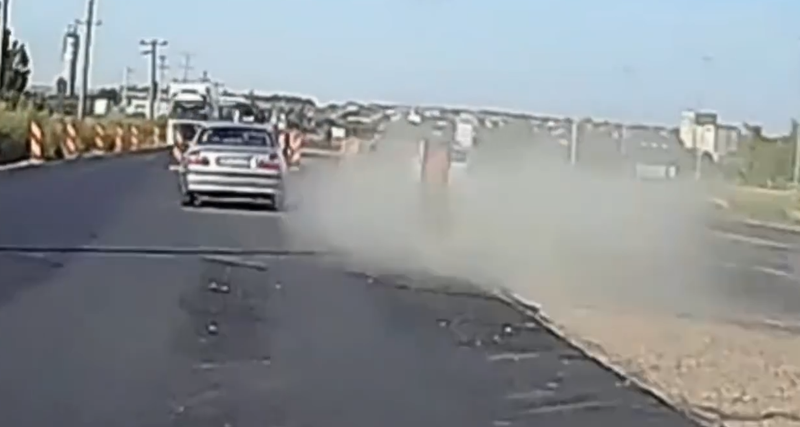 Șoferita a intrat pe prima bandă și a provocat un nor de praf