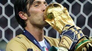 Portarul Gianluigi Buffon se retrage după 28 de sezoane ca fotbalist. A jucat peste 1100 de meciuri