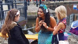 Ea este doctorița care &icirc;mbracă o coadă de sirenă &icirc;n fiecare zi, după ce &icirc;și termină munca. Povestea lui Yasmin: &bdquo;Am găsit un anunț care spunea '&icirc;nvață să fii o sirenă' &rdquo;