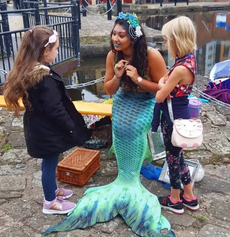 Ea este doctorița care îmbracă o coadă de sirenă în fiecare zi, după ce își termină munca. Povestea lui Yasmin: „Am găsit un anunț care spunea 'învață să fii o sirenă' ”