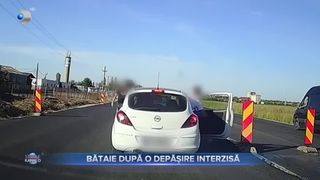 VIDEO - Bătaie după o depășire interzisă. Patru persoane din două mașini s-au luat la bătaie în mijlocul străzii