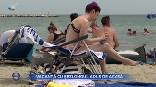 VIDEO - Vacanță cu șezlongul adus de acasă. Șezlongurile pe litoral au prețuri din ce în ce mai ridicate