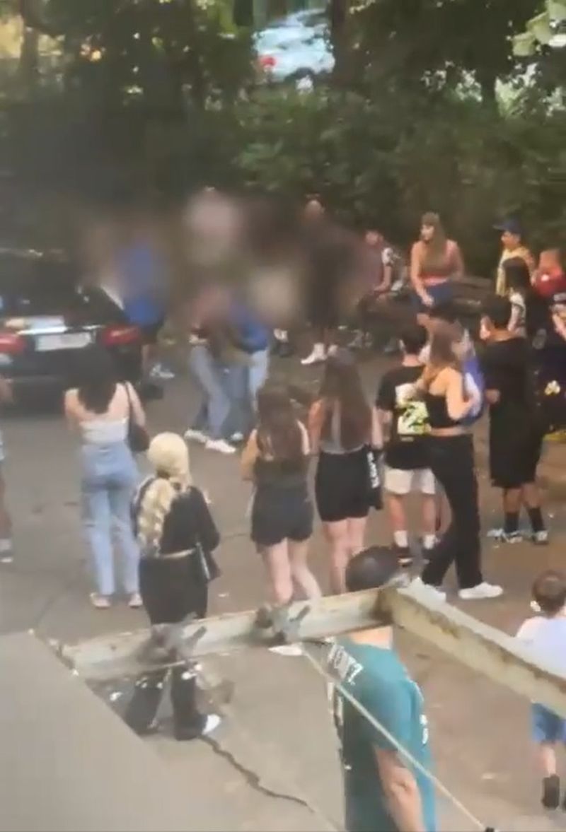 O parcare din Reșița s-a transformat în ring de box pentru două tinere. Imagini incredibile surprinse de martori!