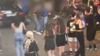 O parcare din Reșița s-a transformat &icirc;n ring de box pentru două tinere. Imagini incredibile surprinse de martori!