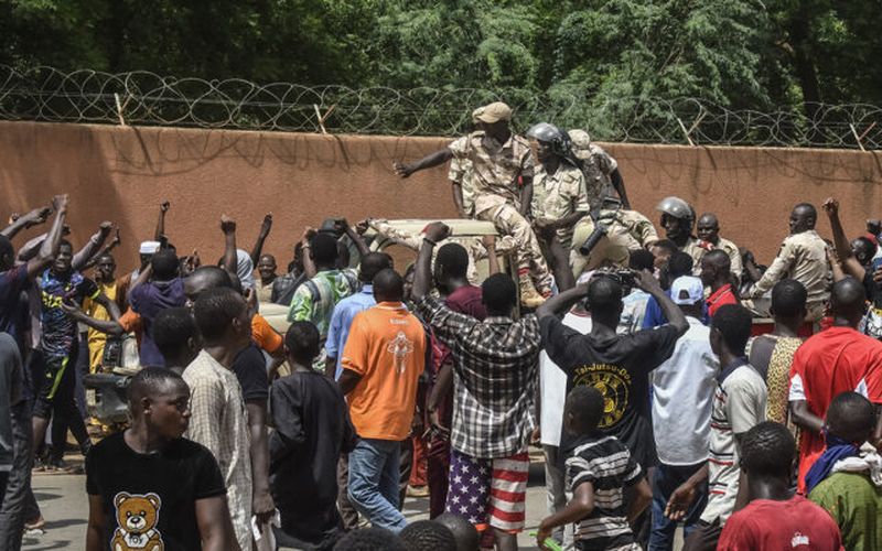 Peste 1.000 de cetățeni francezi și alți europeni au fost evacuați cu avionul, potrivit ministrului francez al apărării.