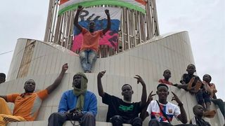 Duminică, sute de protestatari s-au adunat în fața ambasadei franceze din Niamey, unii scandând "Trăiască Rusia", "Trăiască Putin" și "Jos Franța".