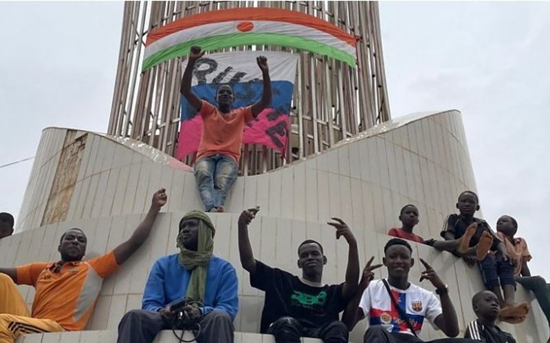 Duminică, sute de protestatari s-au adunat în fața ambasadei franceze din Niamey, unii scandând "Trăiască Rusia", "Trăiască Putin" și "Jos Franța".