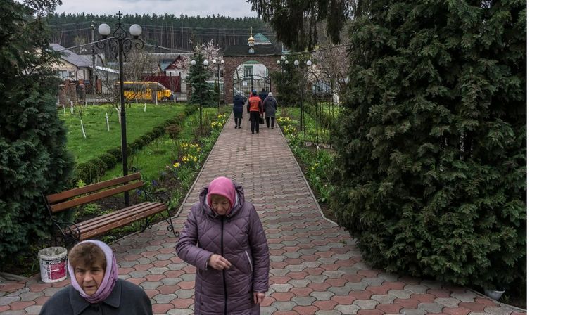 Sătenii spun că asemenea, l-au văzut pe preot vorbind cu soldații ruși și trecând prin punctele de control ale acestora.