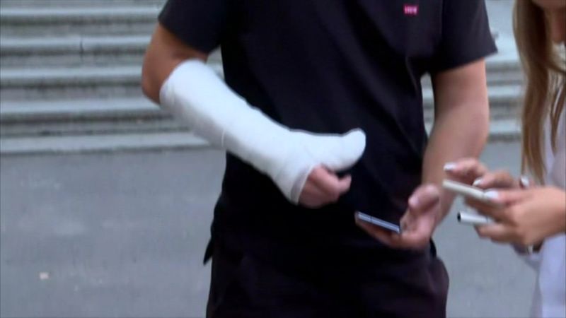 În urma atacului, bărbatul are mâna în ghips