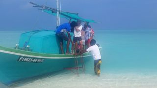 Povestea unei &icirc;ngrijitoare care a ajuns patroană de pensiune &icirc;n Maldive. Femeia de 51 de ani se bucură de un adevărat succes. &bdquo;Sunt fericită cu 800 euro pe lună&rdquo;