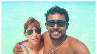Povestea unei &icirc;ngrijitoare care a ajuns patroană de pensiune &icirc;n Maldive. Femeia de 51 de ani se bucură de un adevărat succes. &bdquo;Sunt fericită cu 800 euro pe lună&rdquo;