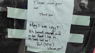 Gest inedit: vecinul i-a lipit un bilețel &icirc;n geam deși mașina era parcată pe un drum public. Replica directă a șoferului!