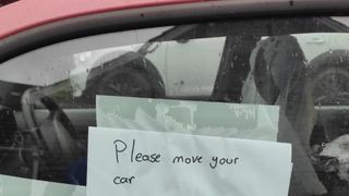 I-a lipit un bilețel vecinului său pe geamul mașinii. Replica șoferului nu a întârziat să apară. „Așteptăm cu nerăbdare răspunsul. Iubesc astfel de situații”