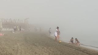  Fenomen meteo neobișnuit pe plajele din Rom&acirc;nia: Nu se vedea nimic la doi metri &icirc;n față
