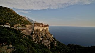 Un rom&acirc;n a fost &icirc;mpușcat pe Muntele Athos. Motivul pentru care preotul rom&acirc;n a recurs a acest gest