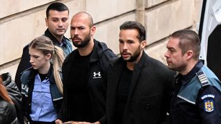 Frații Tate au scăpat de arestul la domiciliu.