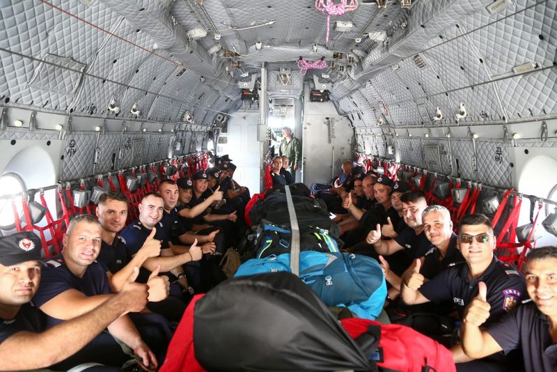 90 de pompieri români au plecat astăzi în Grecia. Alți pompieri care au luptat împotriva incendiilor din Republica Elenă se întorc acasă