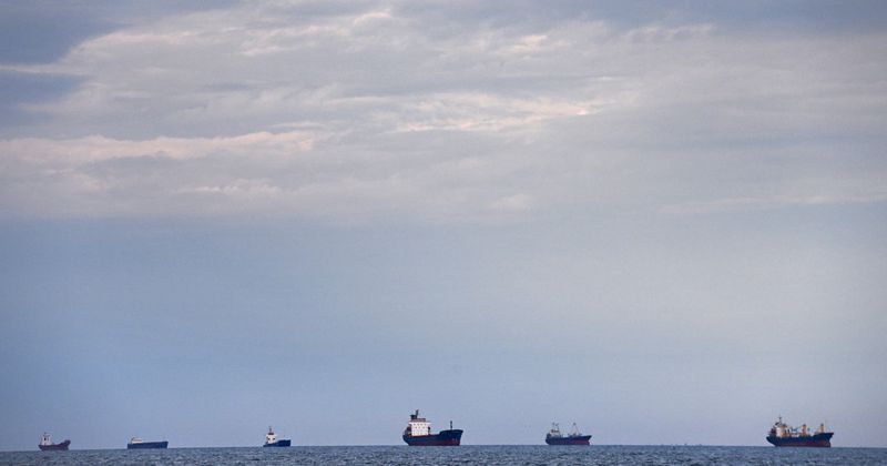 Rusia amenință cu bombardarea oricărei nave care navighează către sau dinspre Ucraina. 