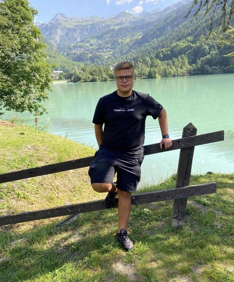 Tragedie într-o familie de români din Italia. Devis s-a stins din viață într-un accident pe șoseaua de centură din Torino. „Rămâi în pace, înger blând”