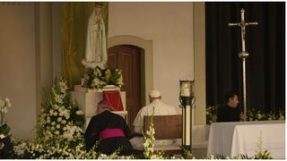 Papa vizitează un lăcaș de cult portughez cunoscut pentru profeția apocaliptică legată de Rusia, în timp ce războiul continuă