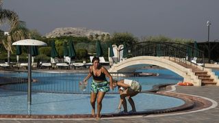Rodos analizează modul &icirc;n care criza va afecta sectorul său vital al turismului.