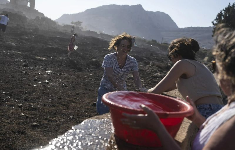Incendiile au alungat turiștii în zonele greu încercate din Grecia și Italia.