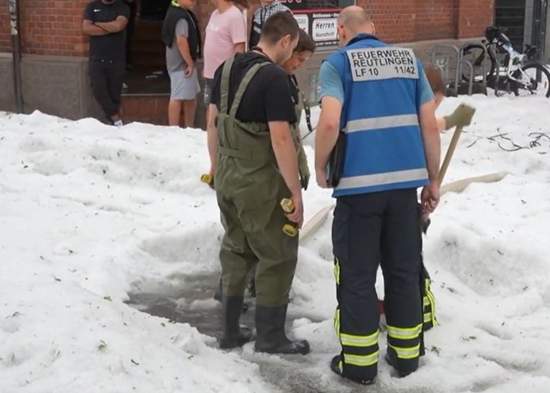 Germania a fost lovită cu furie de furtuna Antoni! Străzile din Reutlingen au fost acoperite cu un strat de grindină de peste 30 de centimentri