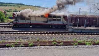 O locomotivă a luat foc &icirc;ntr-o gară din Sibiu. Trenul era plin cu lemne. Mai multe echipaje de pompierii au intervenit la fața locului pentru a stinge flăcările