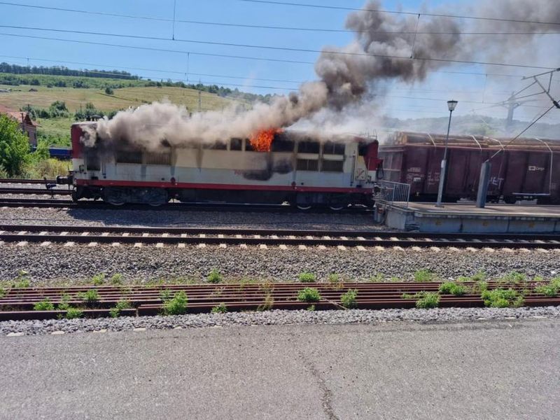 O locomotivă a luat foc într-o gară din Sibiu. Trenul era plin cu lemne. Mai multe echipaje de pompierii au intervenit la fața locului pentru a stinge flăcările