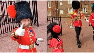 T&acirc;nărul a purtat propria sa uniformă &icirc;n miniatură și o imitație de piele de urs.