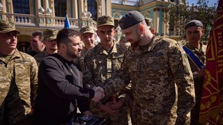 Volodimir Zelenski alături de soldații Ucrainei.