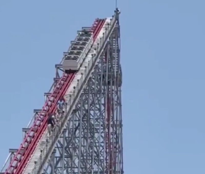 Incidentul a avut loc la Cedar Point din Sandusky, Ohio, luni, când o defecțiune mecanică i-a făcut pe oameni să coboare pe scări