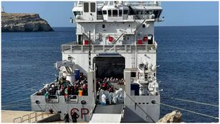 Doi morți și 57 de persoane salvate după ce ambarcațiuni cu migranți s-au scufundat &icirc;n largul insulei Lampedusa din Italia