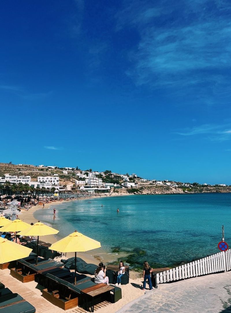 După ce au comandat două băuturi și niște calamari, celor două prietene nu le-a venit să creadă când au primit nota de plată impresionantă de 450 de lire sterline.