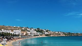 După ce au comandat două băuturi și niște calamari, celor două prietene nu le-a venit să creadă c&acirc;nd au primit nota de plată impresionantă de 450 de lire sterline.