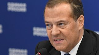 Negocierile de pace dintre Rusia și Ucraina se lasă așteptate. Medvedev: „Inamicul trebuie să vină târându-se în genunchi, cerșind milă”