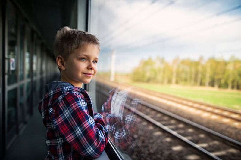 Un copil de 5 ani din Fetești a plecat de acasă fără să le spună părinților. Polițiștii l-au găsit într-un tren care mergea spre Constanța
