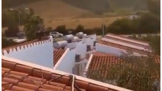 Aproximativ 600 de persoane au fost evacuate din orașele și localitățile de pe coasta de est a insulei