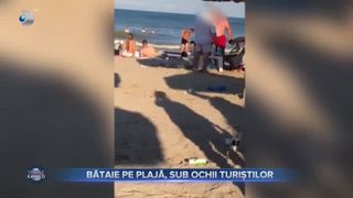 VIDEO- Bătaie pe plajă sub ochii turiștilor. Nu au vrut să părăsească plaja la sf&acirc;rșitul zilei, pentru că au plătit șezlongurile. Supărați de programul de la plajă, două persoane au sărit la bătaie