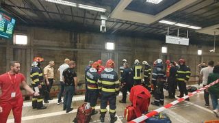 Un călător s-a legat cu cătușe de șina de metrou, la Piața Unirii 2. Bărbatul striga: &bdquo; Opriți păcănelele!&rdquo; / Salvatorii au intervenit / Persoana imobilizată a fost scoasă de pe șină