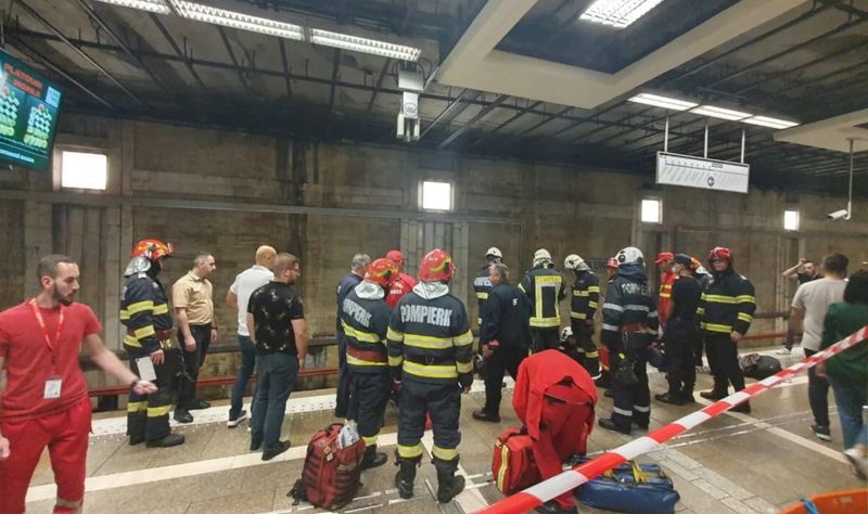 Un călător s-a legat cu cătușe de șina de metrou, la Piața Unirii 2. Bărbatul striga: „ Opriți păcănelele!” / Salvatorii au intervenit / Persoana imobilizată a fost scoasă de pe șină