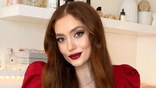 VIDEO - „Bărbații sunt obsedați de părul meu. Am primit 100 de cereri în căsătorie și mi s-au oferit 250.000 de lire ca să-l tai”