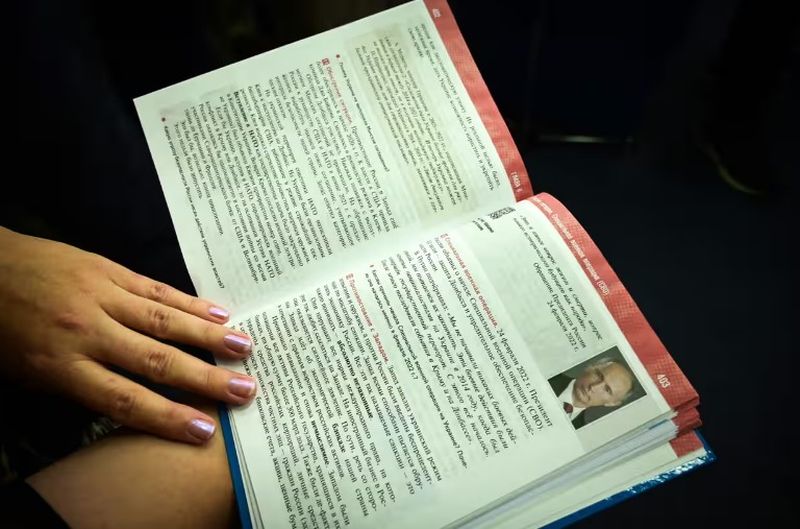  Invazia Ucrainei, pe care Kremlinul o numește "o operațiune militară specială", a fost din ce în ce mai mult prezentată tinerilor ruși.