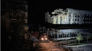 Clădire distrusă &icirc;n atacurile rușilor &icirc;n Ucraina.