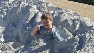 Un copil de șapte ani a încetat din viață, la scurt timp după ce a făcut această poză. Ce s-ar fi întâmplat cu cel mic